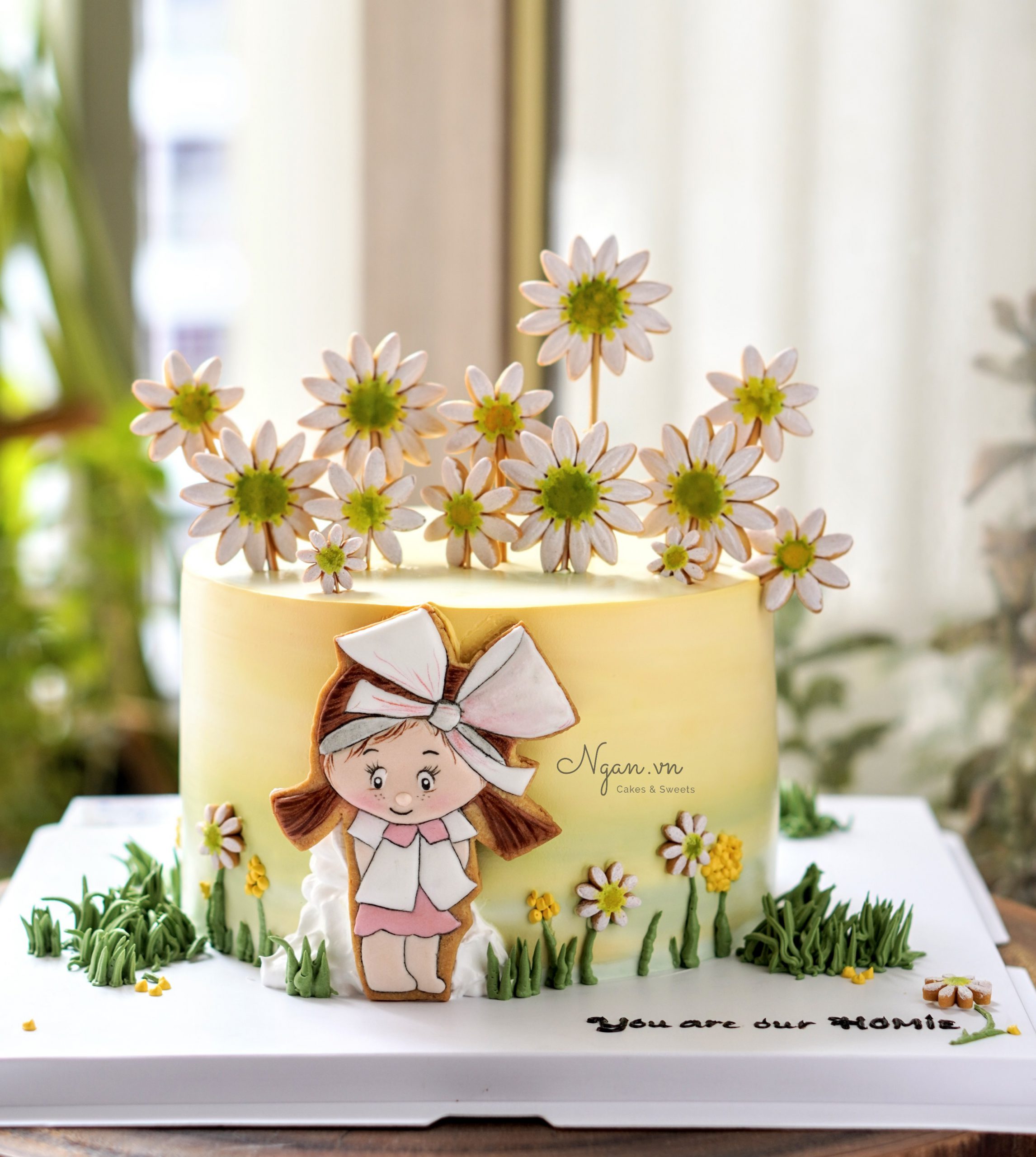 Bánh kem vẽ hình bé gái, vườn hoa cúc trắng